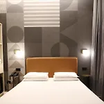 The B Place מלון