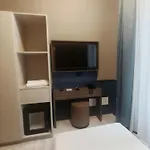 The B Place מלון